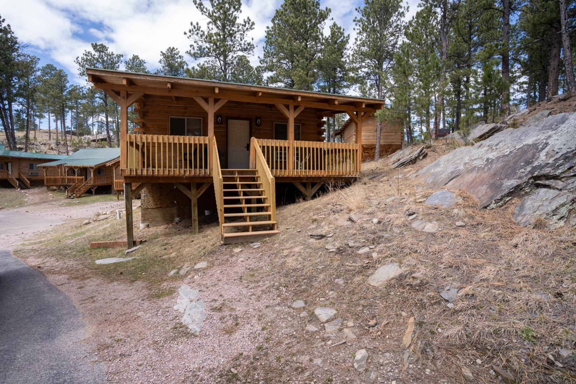 Rock Crest Lodge & Cabins Custer Exterior photo